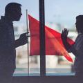 Red Flag e relacionamento abusivo: 10 sinais de alerta 