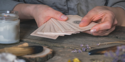 Carta do Dia no Tarot: guia completo