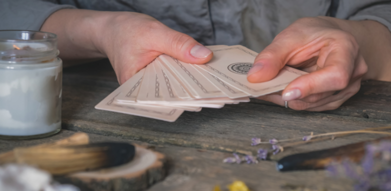Carta do Dia no Tarot: guia completo